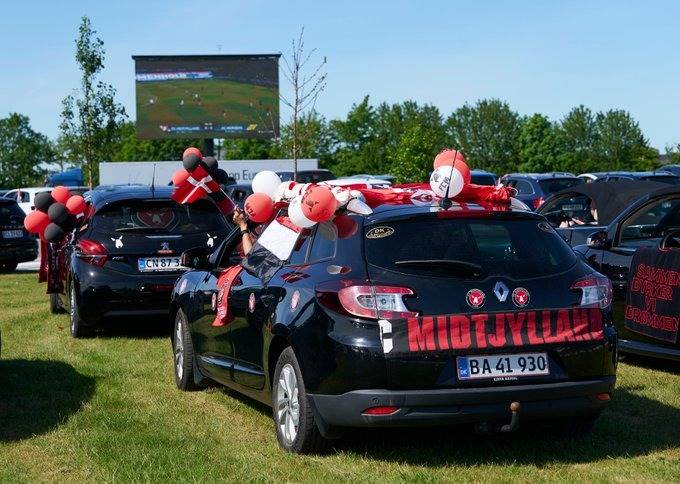 Videos – FC Midtjylland’s 2000 car Drive-In Football attracts Celtic’s Attention