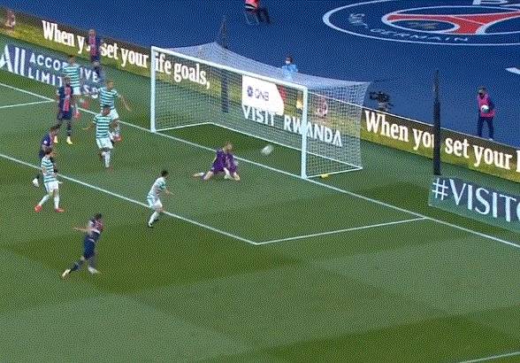 Video: Poor effort from Scott Bain for PSG’s third shows why Celtic need to replace Fraser Forster immediately