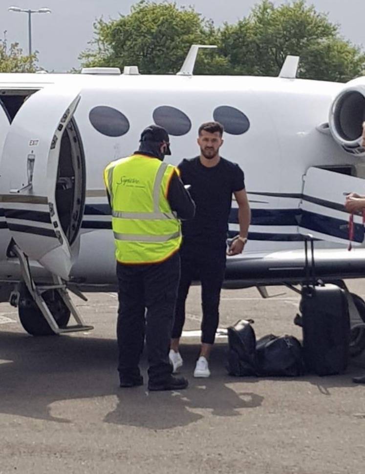 Photo: Ajeti spotted arriving in private jet as Celtic transfer nears