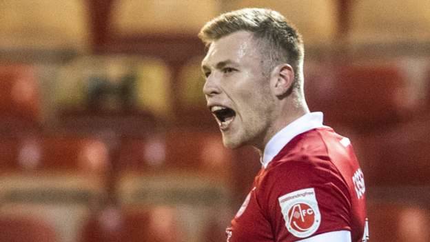 Aberdeen 2-0 Hibernian: Derek McInnes’ side pull level with Celtic after victory