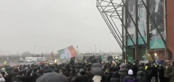 Video: Supporters welcome the team bus to Celtic Park