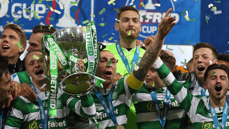 Photo: Bhoys pay tribute to Celtic legend Scott Brown