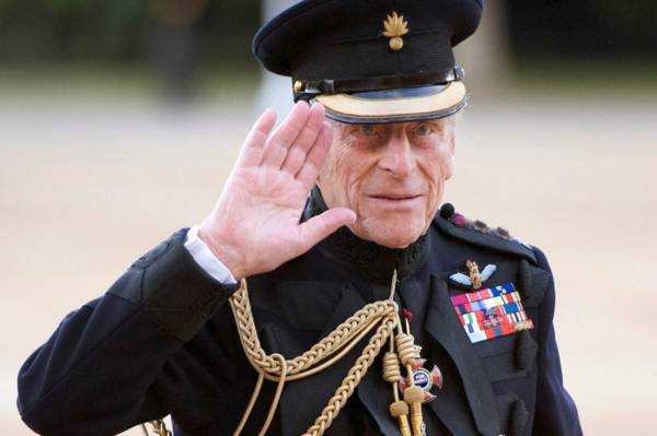 Fireworks mark minutes silence for Prince Phillip as Twitter explodes.