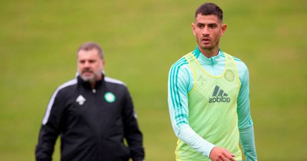 Ange Postecoglou starts with a huddle during first Celtic training session