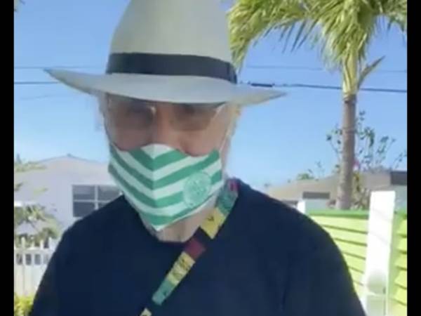 Video: Comedy legend Billy Connolly sports Celtic mask