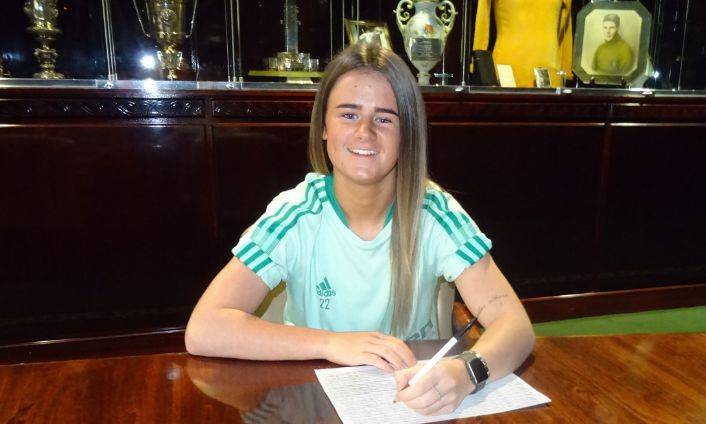 Celtic FC Women: Delight as Chloe Warrington signs her first professional contract