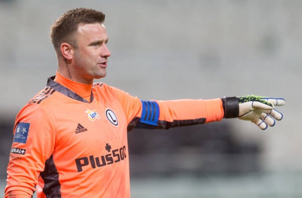 The brilliant footage of Artur Boruc embracing new Celtic signing