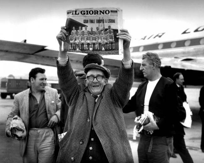 Photo Of The Day: Proud Celtic Fan Celebrates Club’s Greatest Triumph At Airport