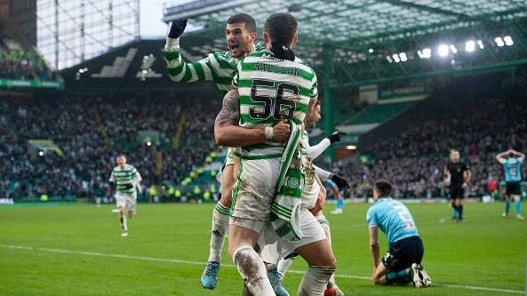 Giakoumakis hat-trick secures late win for Celtic over Dundee