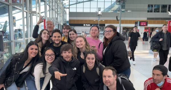 Louis Tomlinson photobombed by Celtic icon as Parkhead fans pick out ‘real superstar’ in airport pic