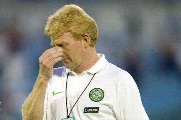 Video: Former Celtic Manager asked for autograph while on the lavvy