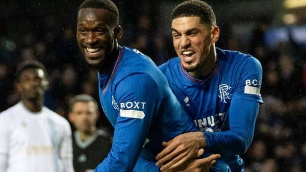 10-man Rangers beat Dundee to narrow Celtic lead