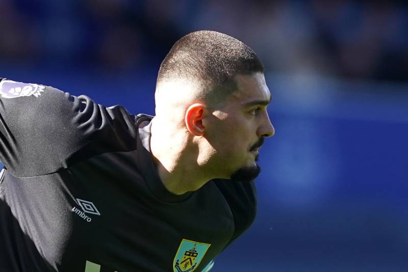 Celtic ‘consider transfer swoop’ for Premier League goalkeeper