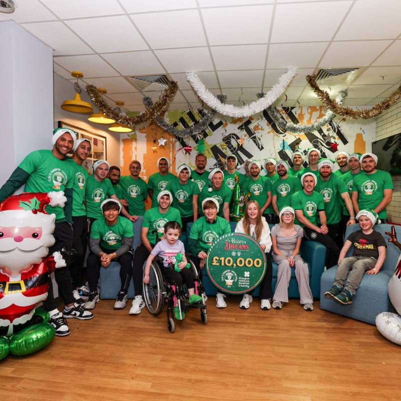 Celtic bring Christmas cheer to Glasgow Children’s Hospital and delivers £10,000 donation