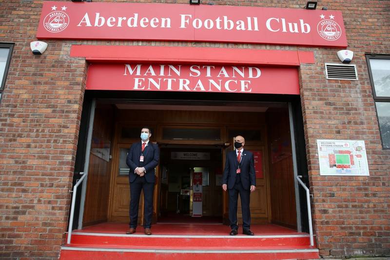 Video: Zero security as Aberdeen fan casually jogs onto pitch for Joe Hart selfie