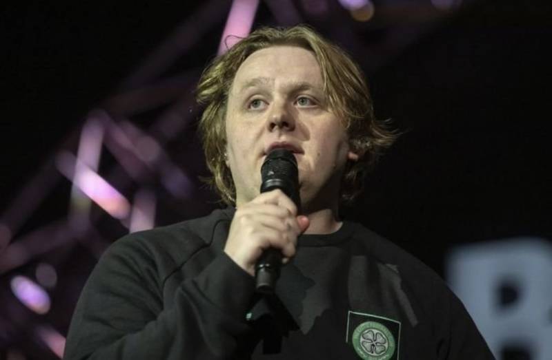 Lewis Capaldi’s Subtle On-Stage Celtic Nod